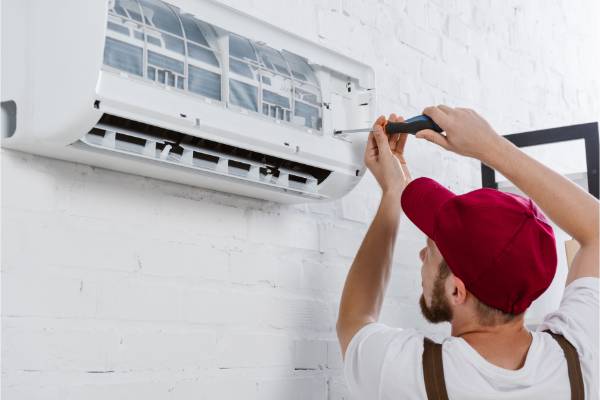 Airconditioning repairman